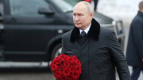 بوتين يجثو على ركبته ويضع الزهور على ضريح جماعي يضم جثمان أخيه (فيديو + صورة)
