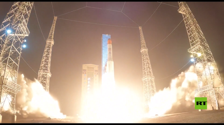 لحظة إطلاق إيران صاروخا يحمل ثلاثة أقمار صناعية إلى الفضاء