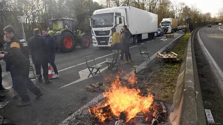 مزارعون في بلجيكا ينضمون إلى الحراك في فرنسا وألمانيا ويغلقون طريقا حيويا