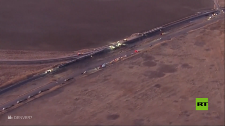 قطار أمريكي يخرج عن مساره في كولورادو بعد اصطدامه بشاحنة