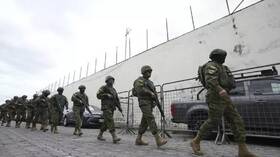 رئيس الإكوادور يعلن حالة نزاع داخلي مسلح ويأمر الجيش بالتحرك للقضاء على العصابات الإجرامية