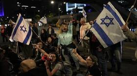 الشرطة الإسرائيلية تقمع وتعتقل عددا من المتظاهرين المطالبين بإسقاط نتنياهو في تل أبيب (فيديو)