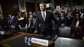 "يداك ملطختان بالدماء".. سيناتور أميركي يهاجم مارك زوكربيرغ