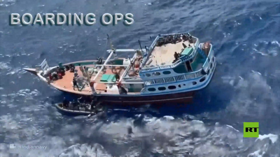 البحرية الهندية تنشر مشاهد لعملية إنقاذ بحارة إيرانيين وباكستانيين في المحيط الهندي