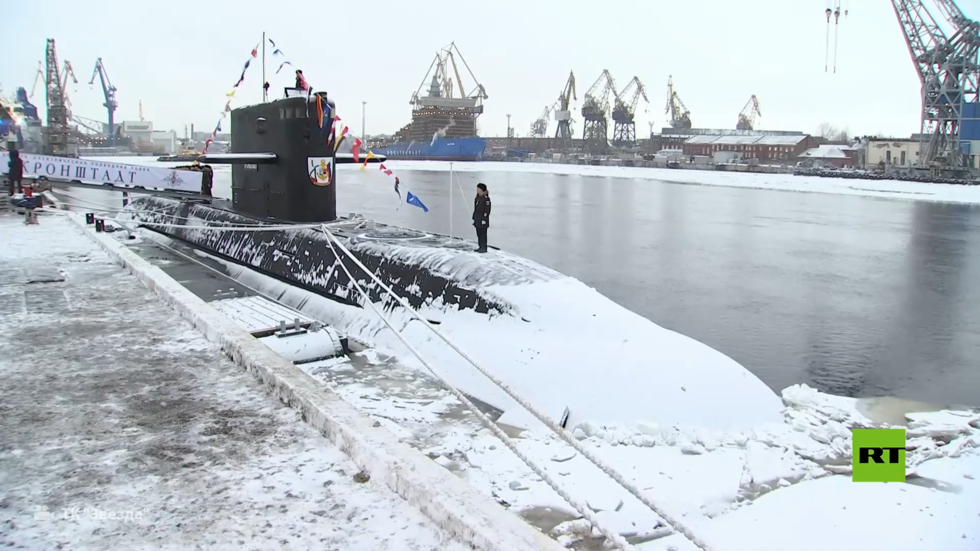 أول غواصة روسية "صامتة" من الجيل الجديد تدخل الخدمة