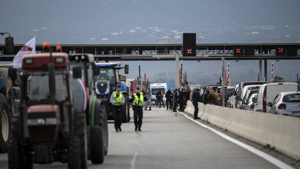 مزارعو فرنسا يزيلون الحواجز التي أقاموها على الطرق المودية إلى باريس