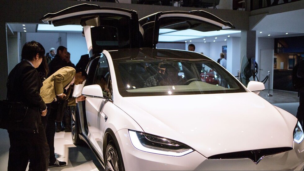 شركة "تسلا" تستدعي 2.2 مليون سيارة