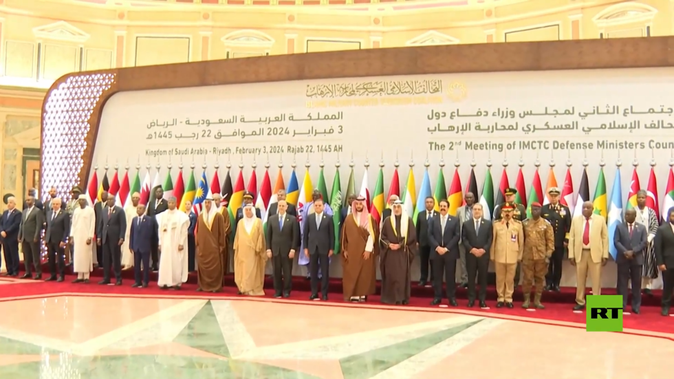 صورة جماعية لوزراء الدفاع من دول التحالف الإسلامي العسكري قبيل انطلاق اجتماعهم في الرياض