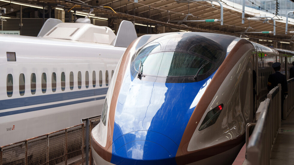 حريق ضخم يعطل حركة القطارات في طوكيو (فيديو)