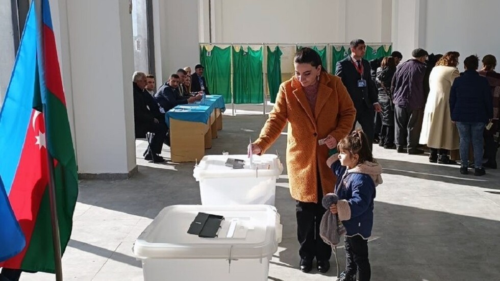 أذربيجان تشهد انتخابات رئاسية مبكرة وعلييف يدلي بصوته في قره باغ (فيديو)