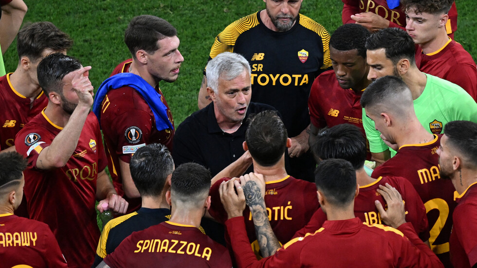 مورينيو ينتقم من لاعبي روما برسالة مهينة من 9 كلمات