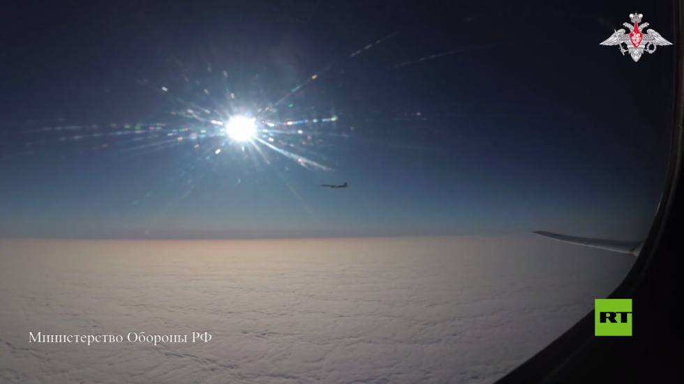 بالفيديو.. تحليق قاذفتين استراتيجيتين من طراز  تو-160 فوق المحيط المتجمد الشمالي