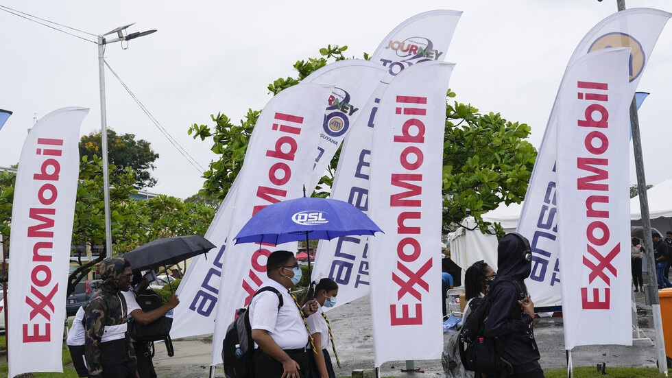 فنزويلا تدين خطط شركة "إكسون" النفطية لحفر آبار جديدة في منطقة إسيكيبو