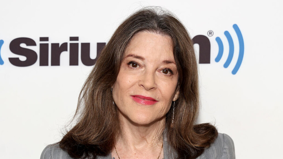 ماريان ويليامسون تؤكد تعليق منافستها لبايدن على ترشيح الحزب الديمقراطي