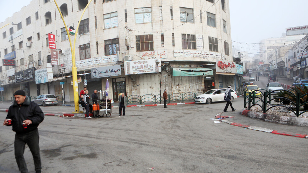 القوات الإسرائيلية تفجر منزلا في الخليل (فيديو)