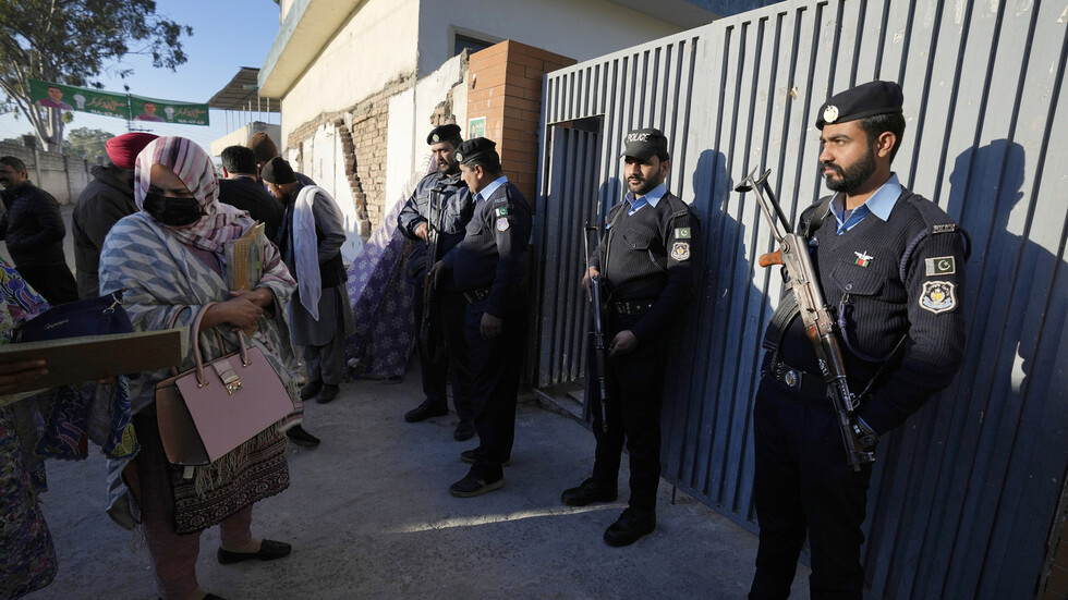 مقتل خمسة عناصر من الشرطة في هجوم مسلح شمال غرب باكستان