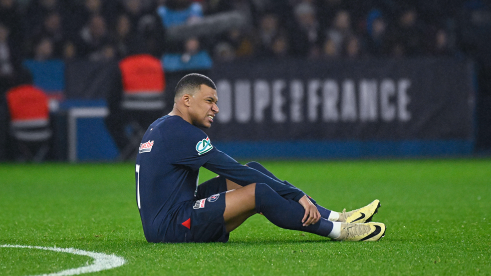 مبابي يتعرض لتدخل خطير في مباراة باريس سان جيرمان وبريست (فيديو)