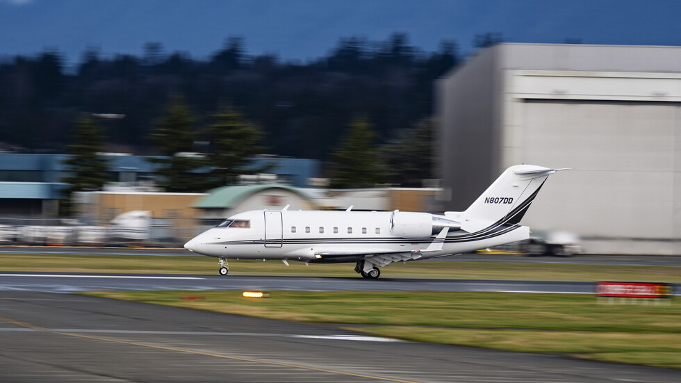 تحطم طائرة رجال أعمال على الطريق السريع في ولاية فلوريدا الأمريكية (فيديو)