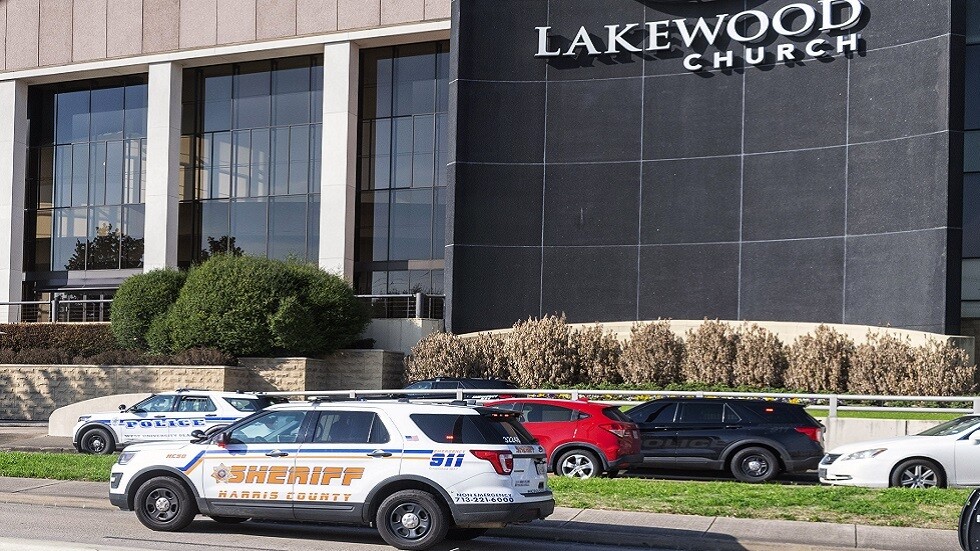 مقتل المهاجمة وإصابة طفل ورجل بإطلاق نار في كنيسة كبرى بتكساس الأمريكية (فيديو)