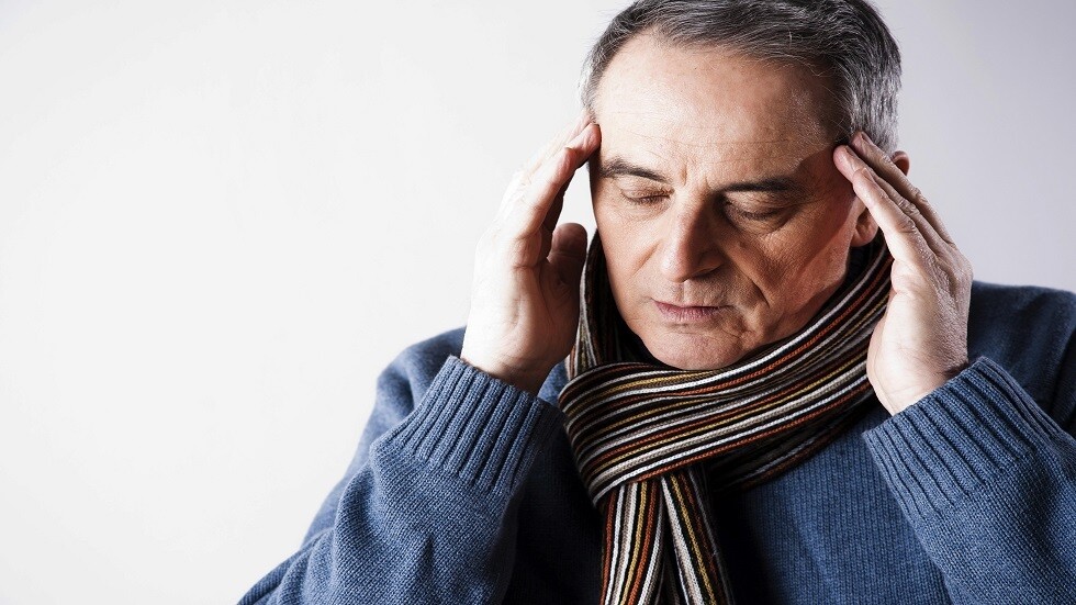 طبيب يوضح خطورة الصداع أثناء الجماع