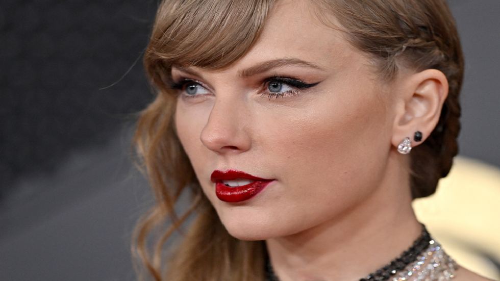 بعد فضيحة الصور الإباحية.. هل وقعت تايلور سويفت ضحية لـ"تقاعس" المسؤولين الأمريكيين؟