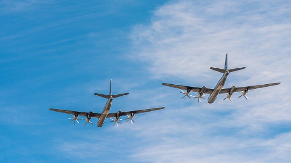 حاملتا الصواريخ الروسيتان الاستراتيجيتان "تو-95 إم إس" تحلقان فوق بحري بارنتس والنرويج (فيديو)