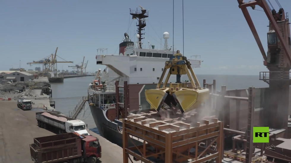 23 ألف طن من الأسمدة الروسية المجانية تصل زيمبابوي لنقلها برا إلى موزمبيق