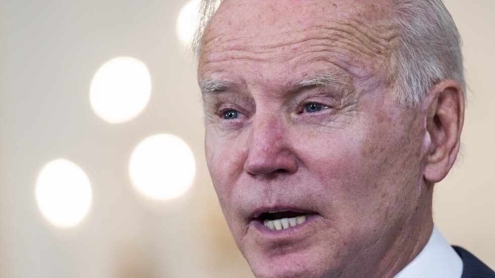 بايدن يشكو من قلة كمية رقائق البطاطس في الأكياس وينشر فيديو