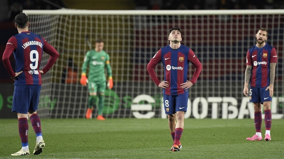 "رمي أطباق".. رئيس برشلونة يستشيط غضبا بعد كبوة غرناطة