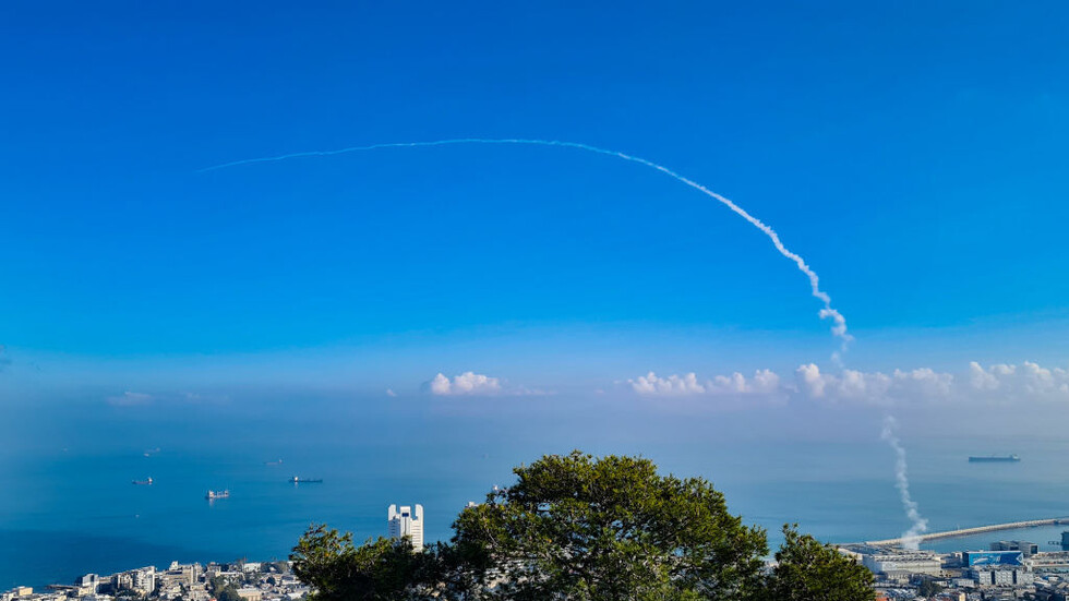 بالفيديو.. إصابة إسرائيليين بصواريخ أطلقها "حزب الله" باتجاه كريات شمونة