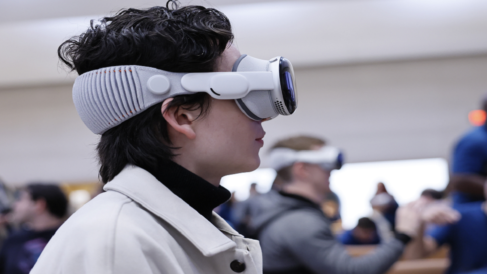 "الغياب الاجتماعي".. تحذير مهم من آثار استخدام Vision Pro على إدراكنا