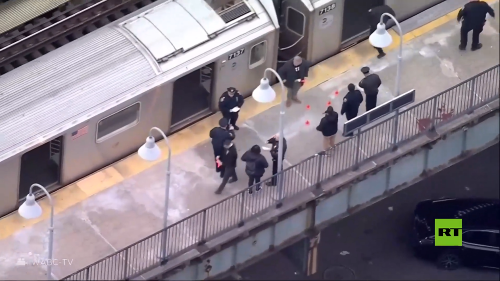 مشاهد من حادث إطلاق النار القاتل بمترو الأنفاق في نيويورك