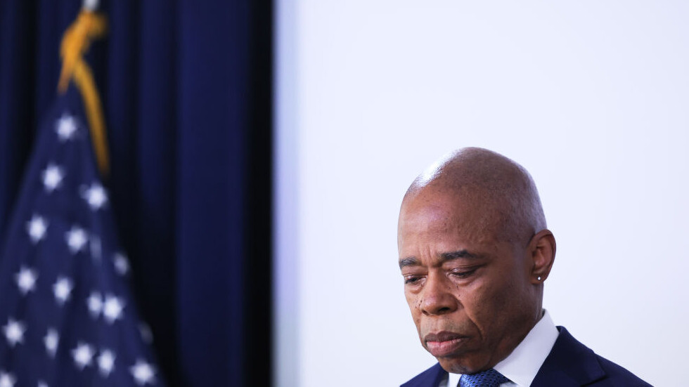 "لديك دم على يديك..أنت متواطئ في إبادة الفلسطينيين".. بماذا رد عمدة نيويورك على صرخة محتج؟  (فيديو)