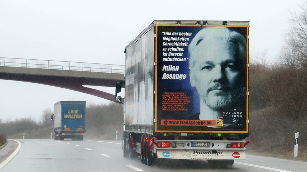 فنان يهدد بـ