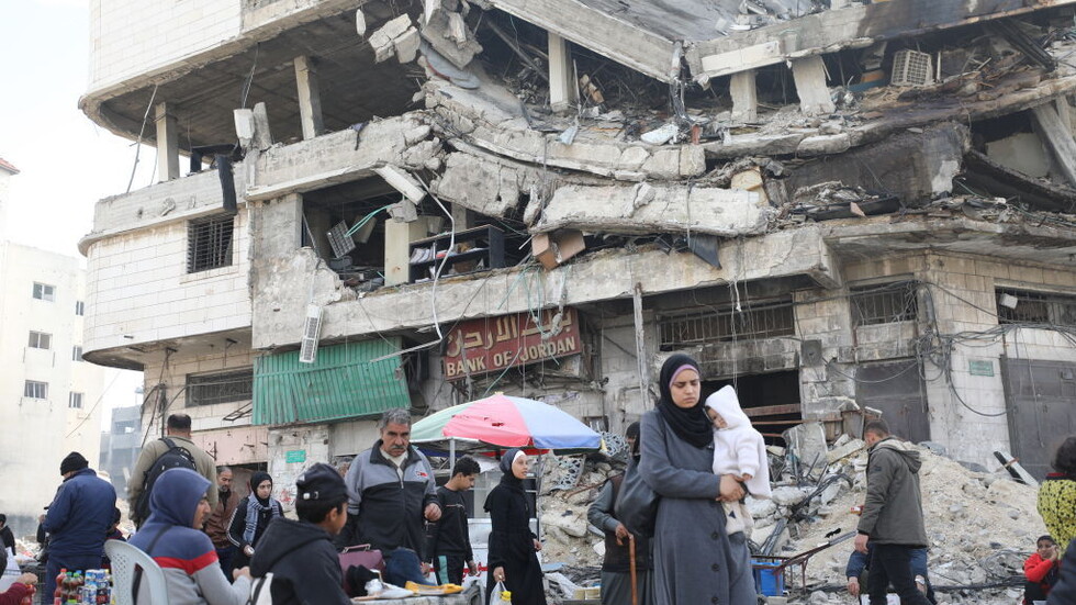 الجيش الإسرائيلي يجبر النازحين  في مجمع ناصر الطبي بخان يونس على الخروج منه (فيديو)