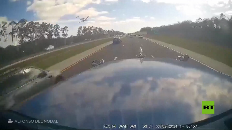 الولايات المتحدة.. كاميرا المراقبة ترصد تحطما دراماتيكيا لطائرة على طريق فلوريدا السريع