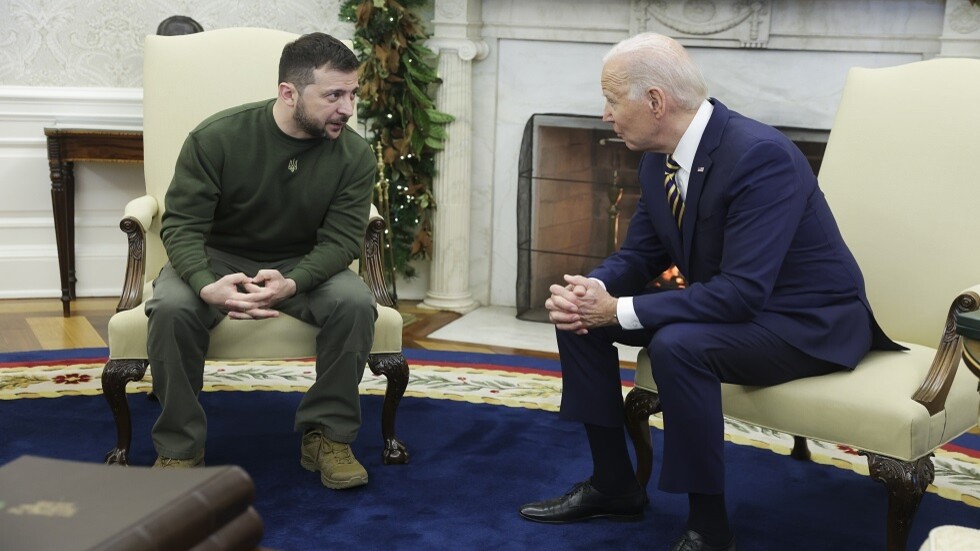قبلها دفعا للإحراج.. زيلينسكي يقدم لبايدن هدايا بقيمة 4 آلاف دولار عام 2022