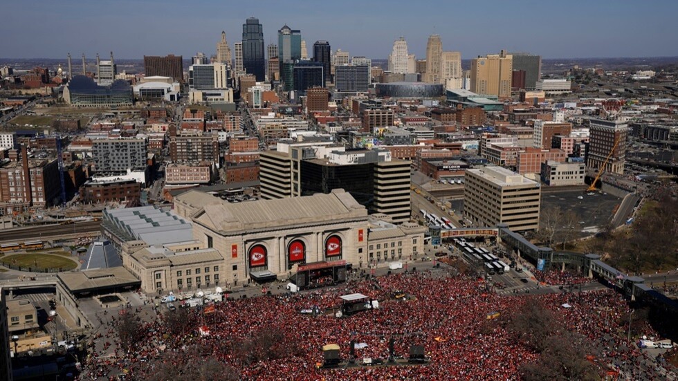 لحظات مرعبة خارج محطة قطار شهيرة.. قتيل و22 مصابا خلال احتفال "سوبر بول" (فيديو)