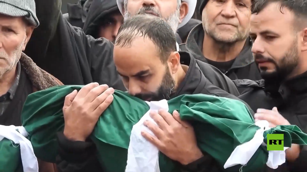 تشييع 3 مدنيين بينهم طفلان قتلوا في غارة إسرائيلية على جنوب لبنان