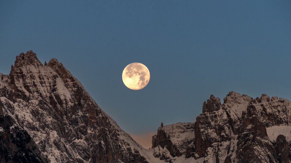 لماذا سيظهر "قمر الثلج" المكتمل "صغيرا" في 24 فبراير؟