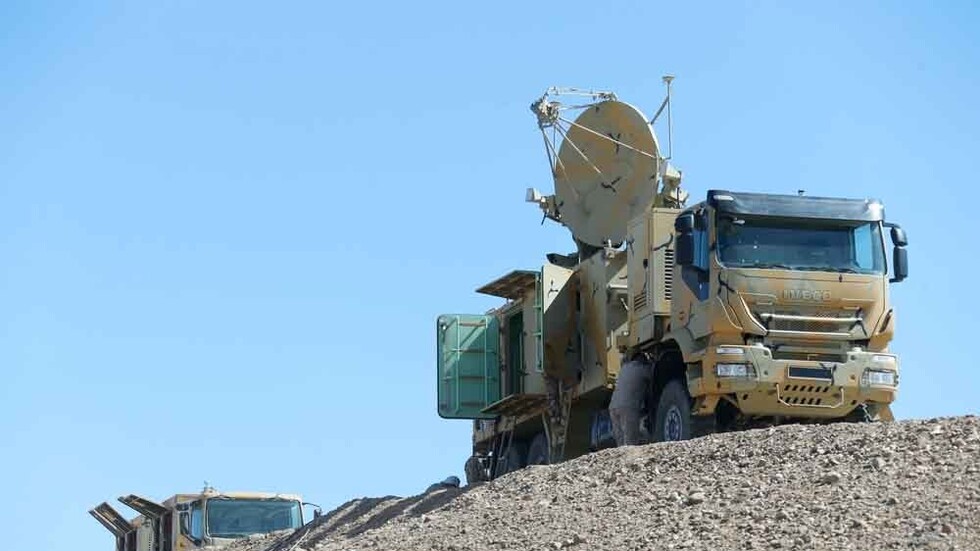 إيران تكشف عن منظومتي "أرمان" و"أذرخش" للدفاع الجوي (فيديو)