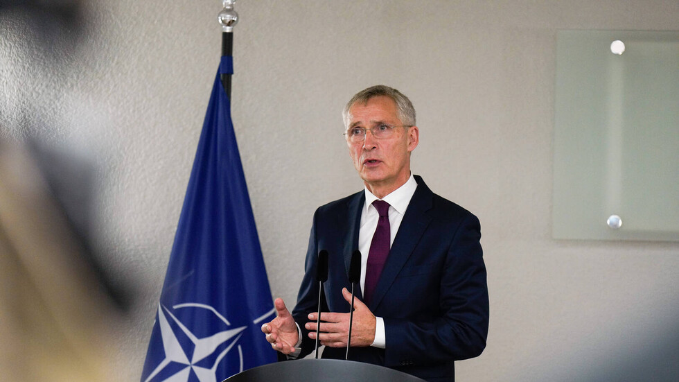 ستولتنبرغ يعترف بأن "الناتو" يواجه مشاكل في المخزونات العسكرية
