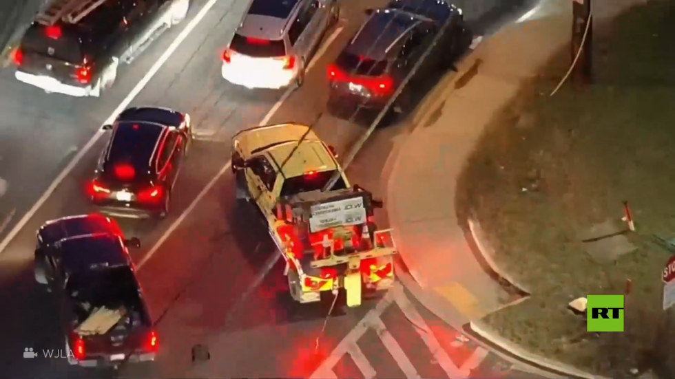 شاهد.. على طريقة لعبة GTA الشرطة الأمريكية تطارد شاحنة مسروقة