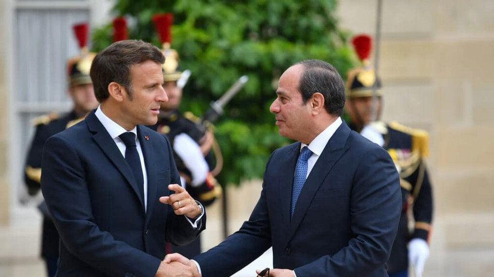 السيسي يؤكد لماكرون موقف القاهرة القاطع برفض تهجير الفلسطينيين إلى مصر