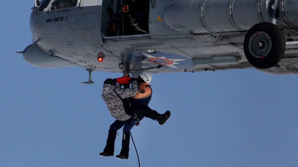 إنقاذ 82 صيادا من طوف جليدي انجرف بهم بعيدا عن الشاطئ شرقي روسيا (فيديو)