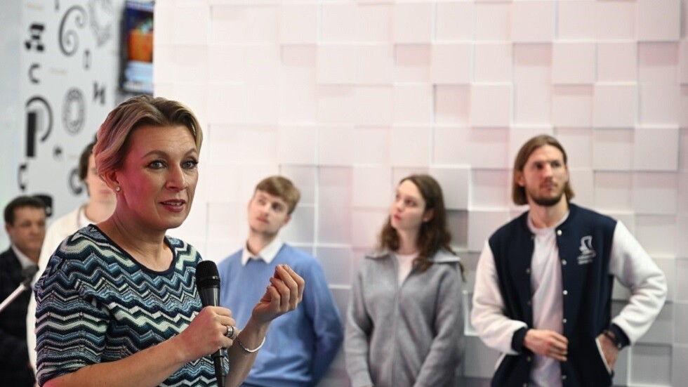 زاخاروفا تسخر من تدخين وزير خارجية أوكرانيا بشراهة خلال بث مباشر