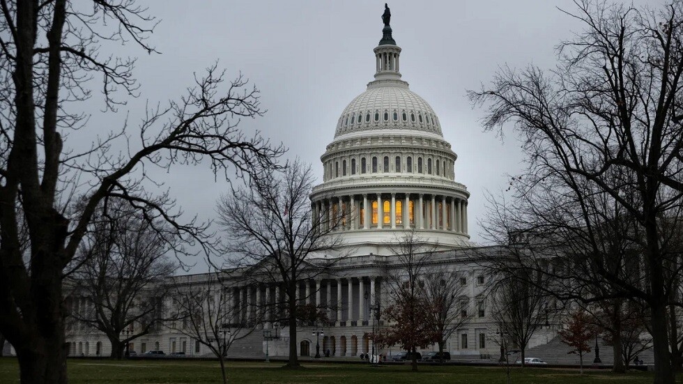 سيناتور أمريكي يقترح أن تنقل واشنطن الأسلحة إلى كييف على شكل ديون