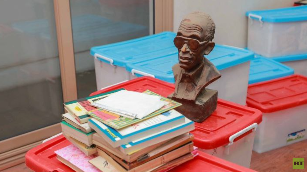 مصر.. "أم كلثوم" تهدي مكتبة نجيب محفوظ الخاصة إلى مكتبة الإسكندرية (صور)