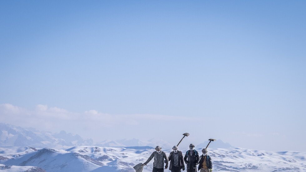 مصرع 6 أشخاص وفقدان 30 آخرين جراء انهيار ثلجي في أفغانستان (فيديو)