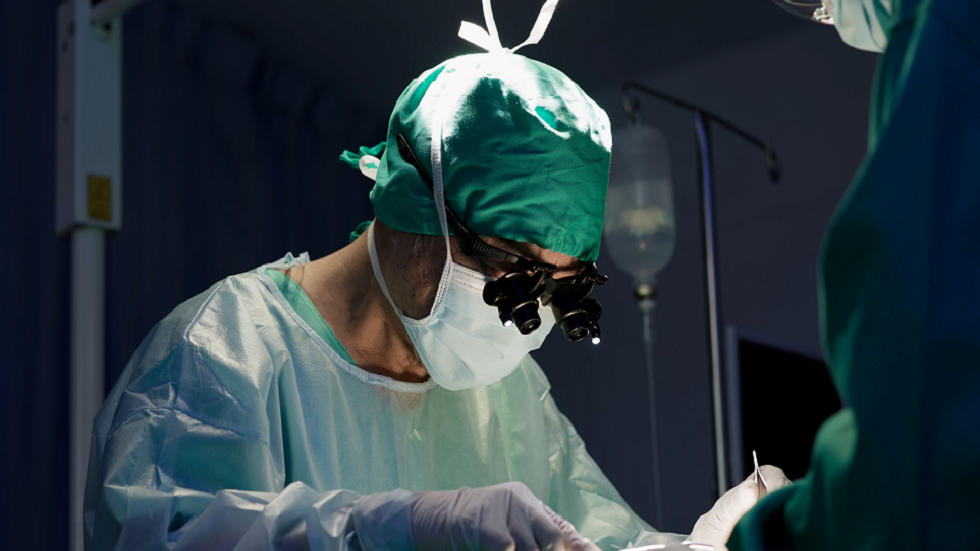 نيويورك.. جرّاح سرطان بارز يثير غضبا عارما لاستخدام 